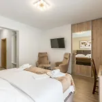 Senator Podstrana