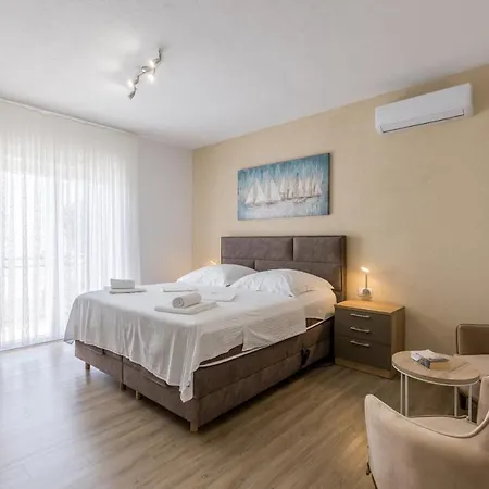 Pensión Senator Podstrana