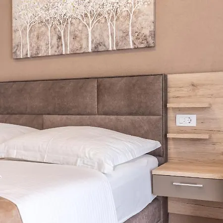 Senator Pensión Podstrana