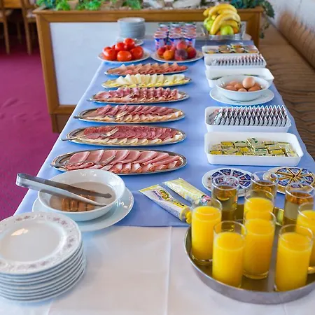 Senator Pensión Podstrana