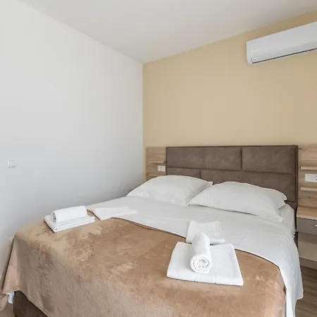 Senator بيت ضيافة