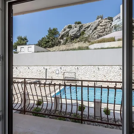 Senator ゲストハウス 3*