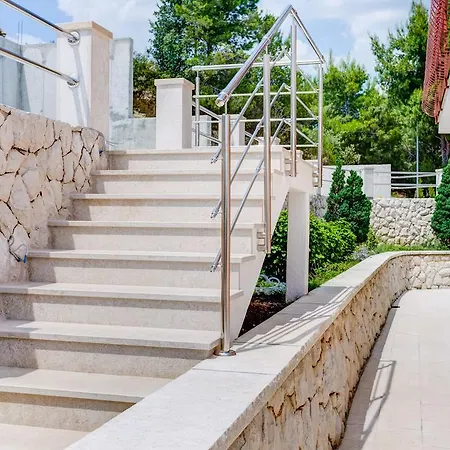 Senator بودْسْتغانا