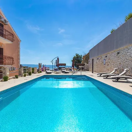 بيت ضيافة Senator 3*